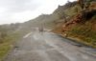 Tonlarca ağırlığındaki kayalar karayoluna düştü