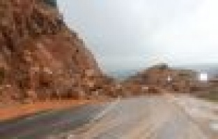 Tonlarca ağırlıktaki kayalar karayoluna düştü