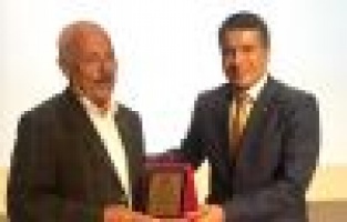 Trafik cezasına sevinen adama plaket