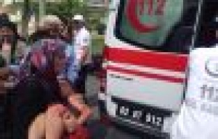 Trafik Işıklarında Dilenen Çocuğa Otomobil Çarptı