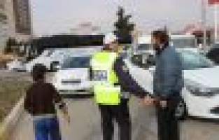 Trafik polisinden örnek davranış