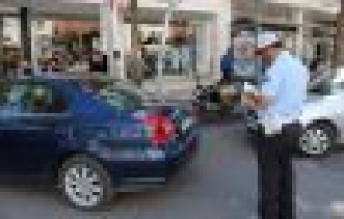 Trafik polisleri hatalı araç parklarına göz açtırmıyor