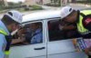 Trafik polislerinden sürücülere kolonya ve şeker