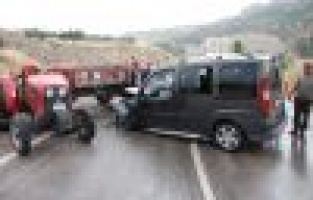 Traktör ile hafif ticari araç çarpıştı: 4 Yaralı