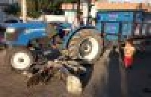 Traktör ile motosiklet çarpıştı: 2 Yaralı