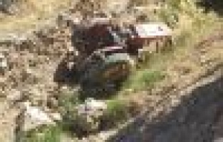 Traktör uçuruma yuvarlandı: 1 yaralı