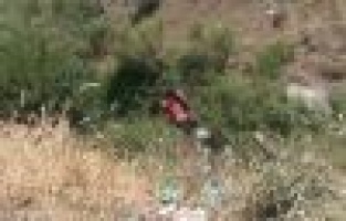 Traktör uçuruma yuvarlandı: 3 yaralı