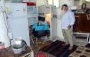 Türbeye dadanan hırsızlar karpuz ve kola çaldı