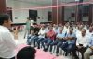 Tutdere bu kez Kahta’da muhtarla buluştu