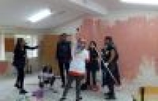 Üniversite öğrencileri köy okulunu boyadı 