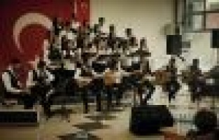 ÜNİVERSİTESİ ÖĞRENCİLERİNDEN TÜRK HALK MÜZİĞİ KONSERİ