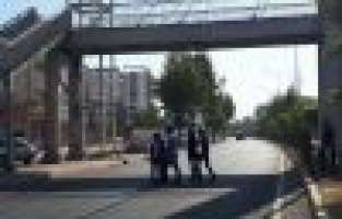 Üst geçit yerine yolu kullanan yayalar canını tehlikeye atıyor