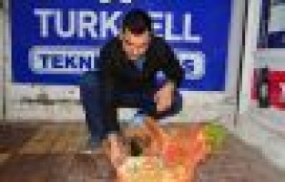 Üşüyen yavru köpeğe şefkat