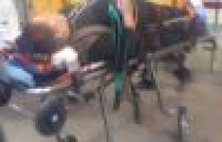 Üzerine beton parçası düşen kadın yaralandı