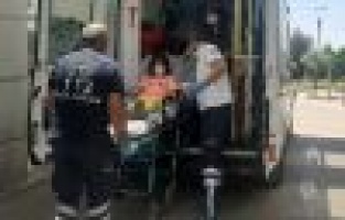 Üzerine dolap düşen çocuk yaralandı