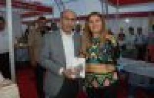 Vali Demirtaş, Ayaklarıyla Hayata Tutunan Ayşe Işık’ın İmza Etkinliğine Katıldı