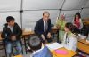  Vali Erin, çadırda öğretmenlik yaptı