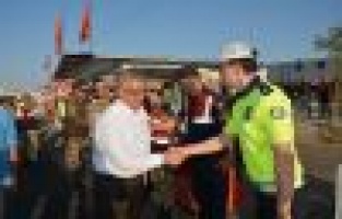 Vali Pekmez, kontrol noktasındaki polislerin bayramını kutladı