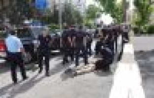 Valilik önünde iki grup arasında bıçaklı kavga: 7 gözaltı