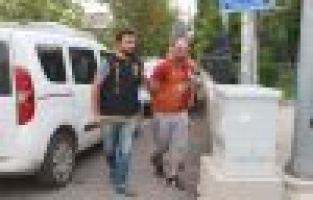 Vatandaşın yanına sürünerek gidip telefonunu çaldı