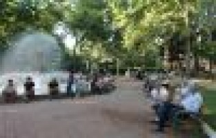 VATANDAŞLAR İFTAR ÖNCESİ HAVUZ KENARINDA SERİNLİYOR