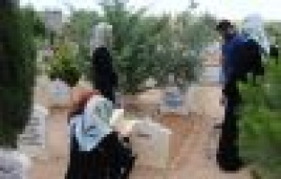 Vatandaşlar mezarlığa akın etti