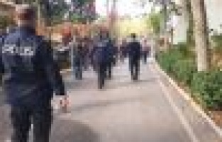 Veliler okul bahçesinde birbirine girdi