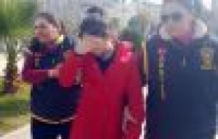 Vicdansız anne kızını elbiseyle boğmaya çalıştı
