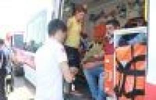 Virajı alamayan otomobil dereye uçtu: 2 yaralı