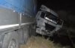 VİRAJI ALAMAYAN TIR DEREYE UÇTU