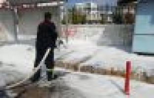 Virüse karşı kaldırım ve duraklar köpüklü suyla temizlendi 