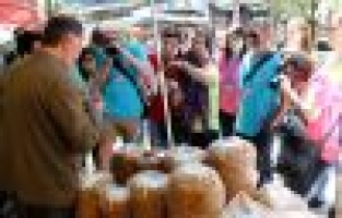 YABANCI ÖĞRENCİLER OTURAKÇI PAZARI'NA HAYRAN KALDI