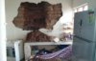 Yağış depremde hasar gören evin duvarını yıktı