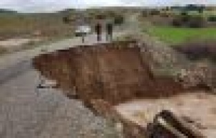 Yağışlar menfez ve yola zarar verdi