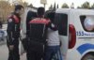 Yakalanacaklarını anlayınca uyuşturucuyu camdan attılar