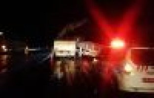 Yan yatan tır vinç ile kurtarıldı