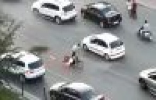 Yanan motosikletiyle uzaklaştı