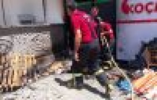 Yangın markete sıçramadan söndürüldü