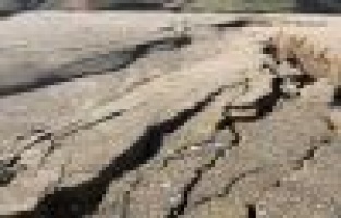 Yapımı devam eden yol çöktü