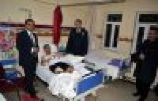 YARALI POLİSE KAYMAKAM VE EMNİYET MÜDÜRÜNDEN ZİYARET