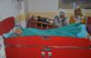 Yaralıları utanmadan araba bagajına koydular