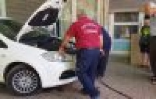 Yaramaz kediyi itfaiye ekipleri çıkardı