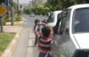 Yaşı Küçük Mendil Satıcıları Kazaya Davetiye Çıkarıyor