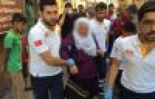 Yaşlı kadını vatandaşlar ikna etti