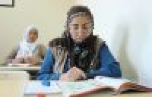 Yaşlı kadınlar okuma ve yazma öğreniyor