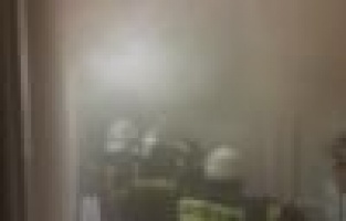 Yatak odasında çıkan yangında 2 kişi dumandan etkilendi