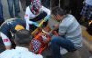 Yaya geçidinden bisikletle geçen küçük çocuğa otomobil çarptı