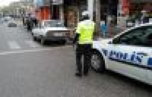 Yaya geçidine park edilen araçlar polisten kaçamıyor