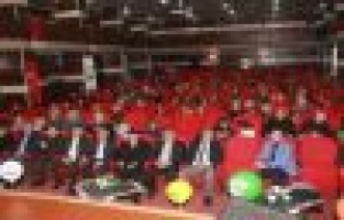 Yetim çocuklara kıyafet yardımı