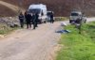 Yol kenarında erkek cesedi bulundu  